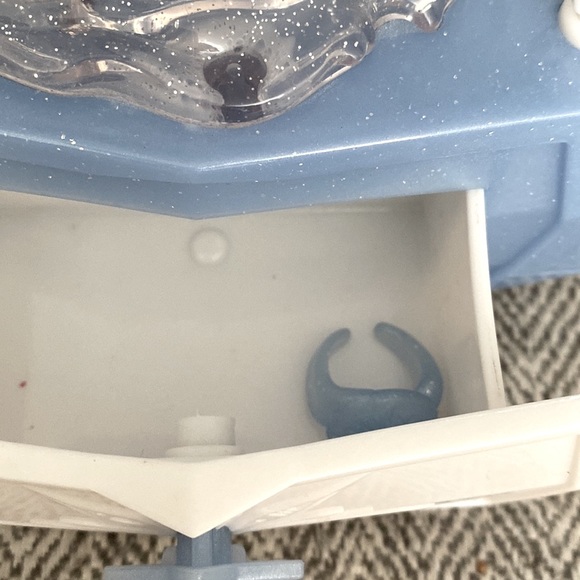 Disney Frozen 2 Elsa & Water Nokk Jewelry Box with Snowflake Ring - Picture 4 of 4